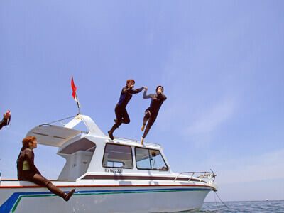 ボートからジャンプするカップル