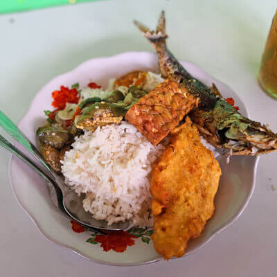 インドネシア料理の定番ナシチャンプル