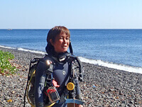 ビーチに立つダイビングガイド