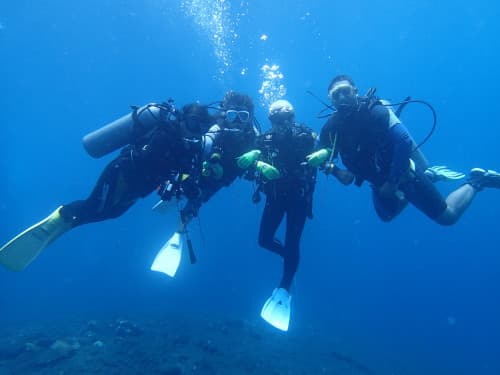 バリ島ダイビングで安全停止中に4人で腕組んで記念撮影