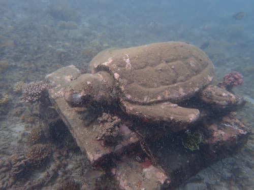 バリ島パダンバイに沈んでいるウミガメのモニュメント
