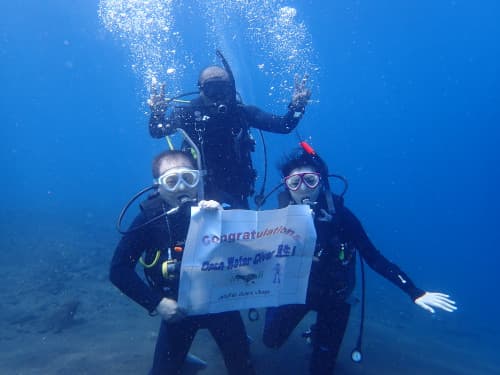 バリ島でOWダイバーコースを合格して水中でバナーをもって記念撮影