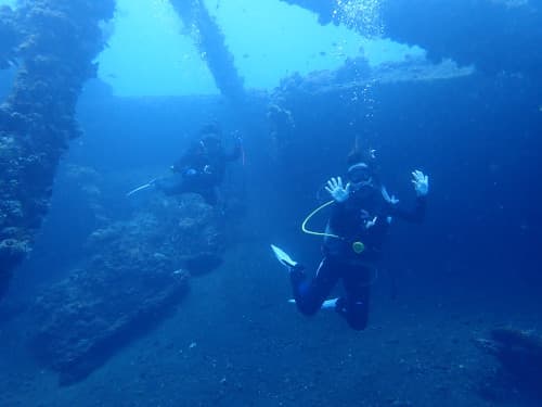 バリ島トランベンの沈船を潜るダイビングゲスト2名