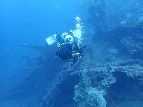 バリ島トランベンの沈船をダイビングするゲスト１