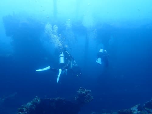 バリ島トランベンダイビングで沈船を潜るダイバーたち