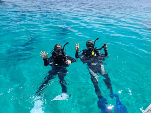 バリ島ダイビングムンジャンガンの水面で記念撮影のダイバーご夫妻