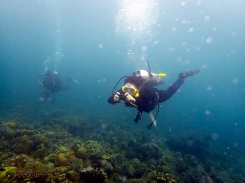 バリ島ファンダイビングで水中撮影するダイバー