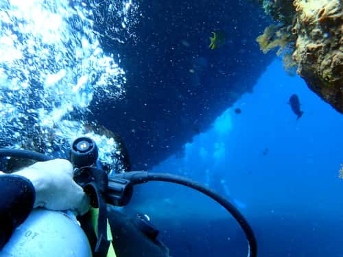 バリ島トランベンの沈船ポイント船尾を潜る体験ダイバー