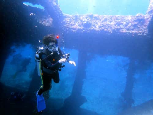 バリ島トランベンの沈船ポイントの貨物室をGoProで撮影するダイバー