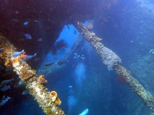 バリ島トランベンの沈船ポイントの貨物室の海景