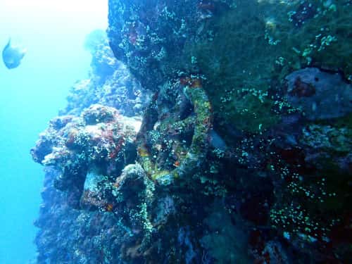 バリ島トランベンの沈船の配管のハンドル