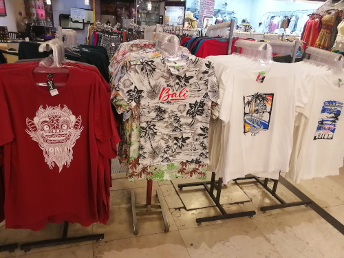 バリ島のお土産Tシャツ売り場