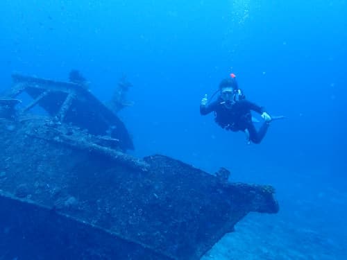 バリ島パダンバイの沈船とダイバー
