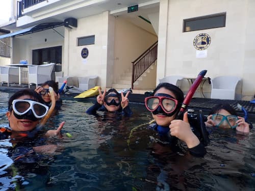 バリ島OWダイバーコース プール講習中水面で記念撮影