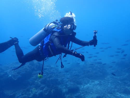 海中でGoProで撮影するダイバー