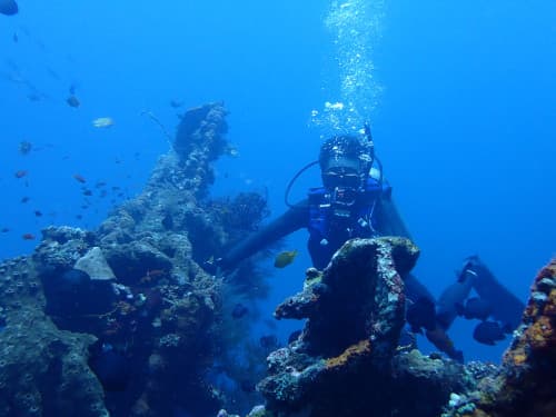 バリ島トランベンの沈船ポイントで撮影するダイバー