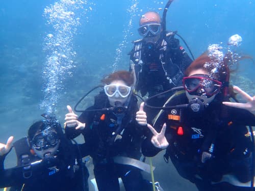 バリ島体験ダイビングの水中記念撮影