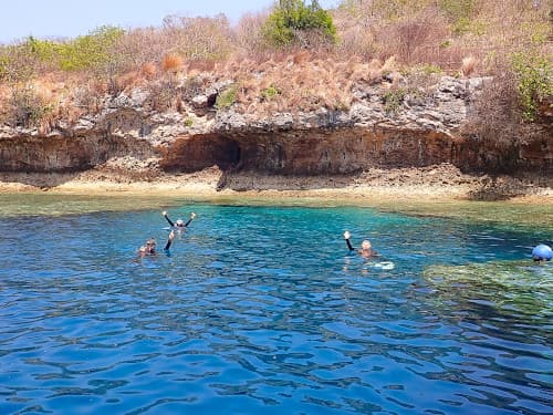 バリ島ムンジャンガンの水面での記念撮影