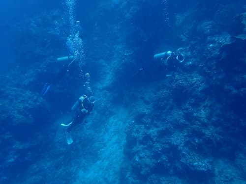 バリ島ムンジャンガンのアンダーウォーターケーブを潜るダイバー達