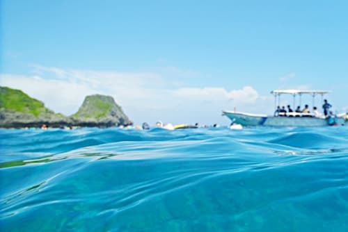 海に浮かぶ島とダイビングボート