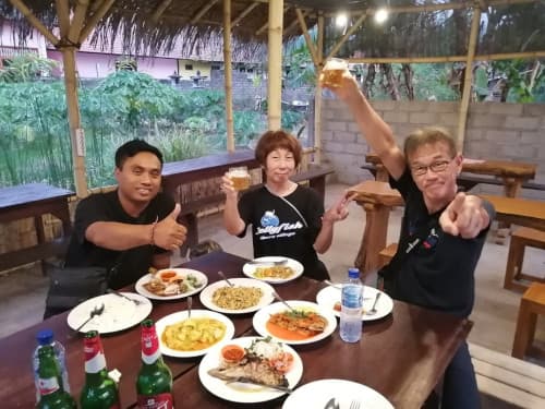 インドネシア料理のワルンで記念撮影する日本人２名とバリ人1名