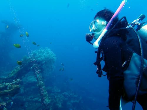 バリ島トランベンの沈船ポイントを潜る女性ダイバー