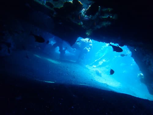 バリ島ダイビングポイントのトランベンの沈船のトンネル