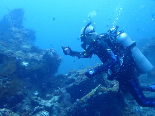 バリ島トランベンの沈船で水中撮影しているダイバー