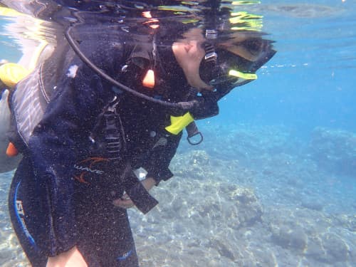 体験ダイビング前に水面で呼吸の練習をするダイバー