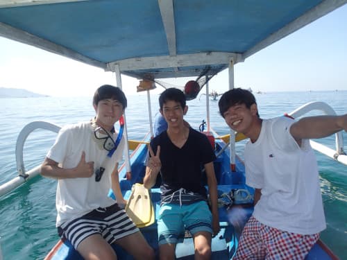 ボート上で休憩中の男子学生シュノーケラー3名