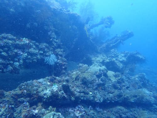 バリ島ダイビングポイント トランベンの沈船の海景