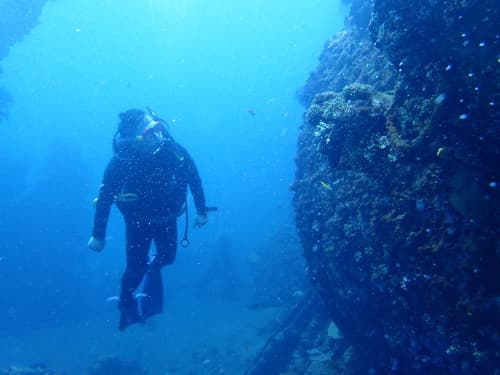 バリ島トランベンの沈船ポイントを潜るダイバー