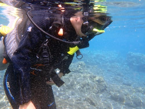 水面で呼吸の練習をする体験ダイバー