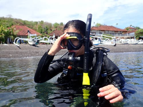 水面でマスククリアの練習をする体験ダイバー