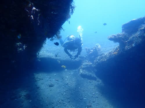 バリ島トランベンの沈船を潜るダイバー