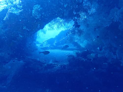 バリ島トランベンの沈船の海景