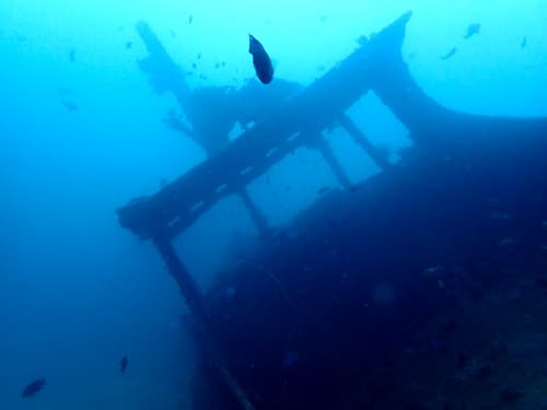 バリ島ダイビングポイント パダンバイに沈む沈船のキャビンのシルエット