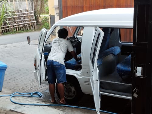 車の掃除をするインドネシアンドライバー