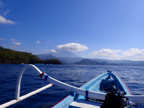 バリ島パダンバイのジュクンから見た海と山の景色