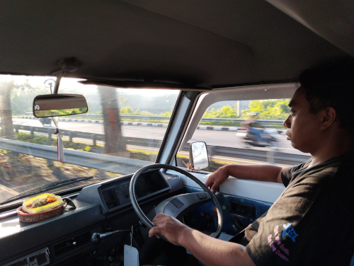 運転するバリ人ドライバー