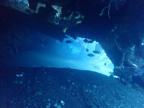 バリ島トランベンの沈船の水中トンネル