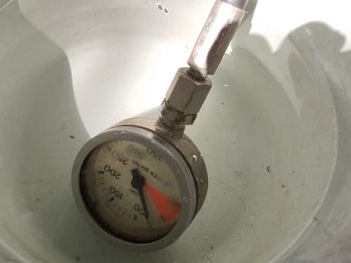 水に浸された残圧計