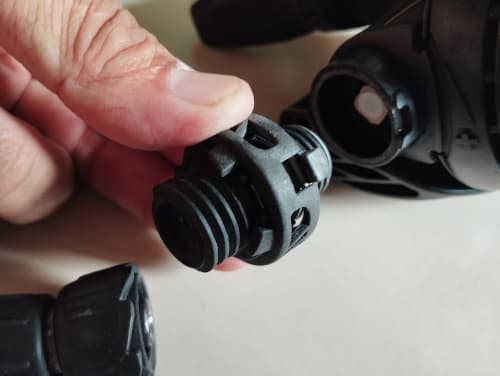 アクアラングTFレギュレーターセカンドステージの専用接続アダプター