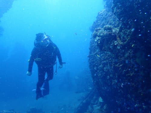 バリ島トランベンの沈船ポイントを潜るダイバーの海景