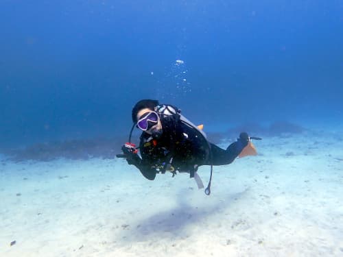 ホワイトサンドのポイントを潜るバリ島くらげ村のセーフティダイバーゲスト