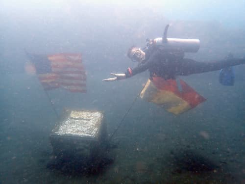 沈船の浅場に沈めてあるアメリカとインドネシアのモニュメント