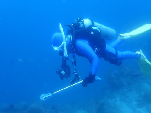 アメッドの海を潜る水中スクーターを足に装備しカメラを2台持ったゴテゴテダイバー
