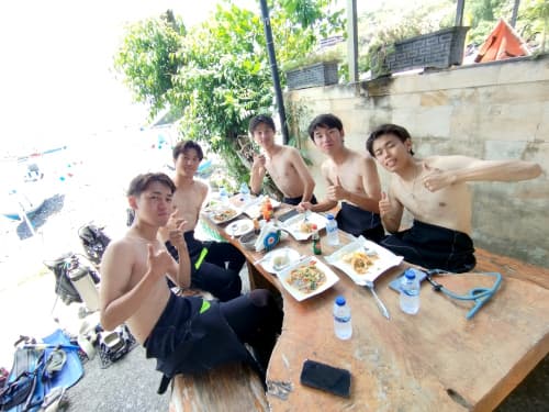 バリ島くらげ村のOWダイバーコース海洋実習中の5人の学生のランチシーン