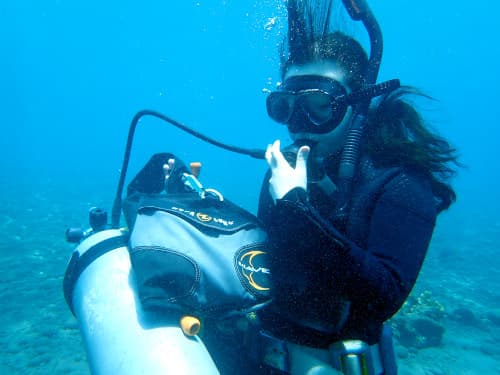 バリ島くらげ村のSSI OWダイバーコースの水中スキル「器材脱着」を頑張る女子大生ダイバー