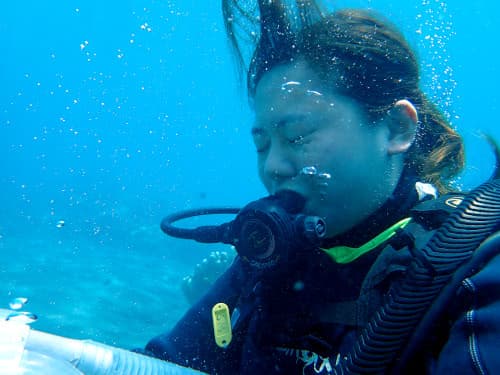 バリ島くらげ村のSSI OWダイバーコースの水中スキル「マスク脱着」を頑張る女子大生ダイバー